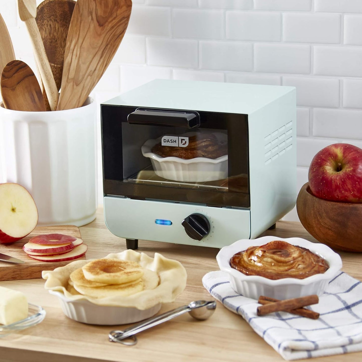 Dash DMTO100GBAQ04 Mini Toaster Oven Cooker and Grill Combo for Bread, Bagels, Burgers, Sandwiches - Aqua Color
