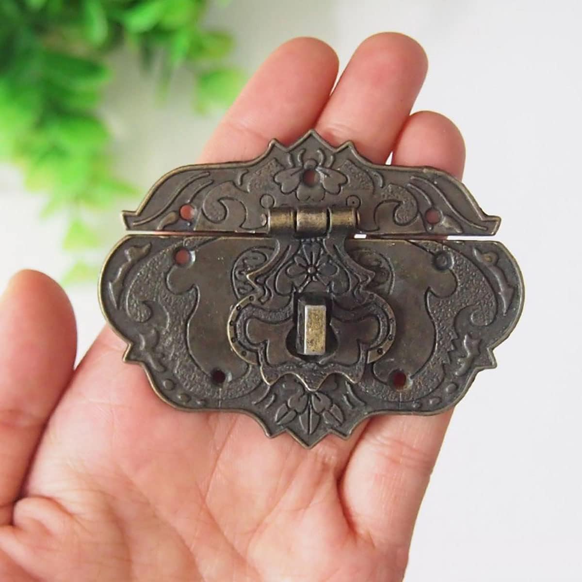 Set of 2 Antique Carved Decorative Buckle Door Latches with Heart-shaped Padlock for Furniture and Jewelry Boxes