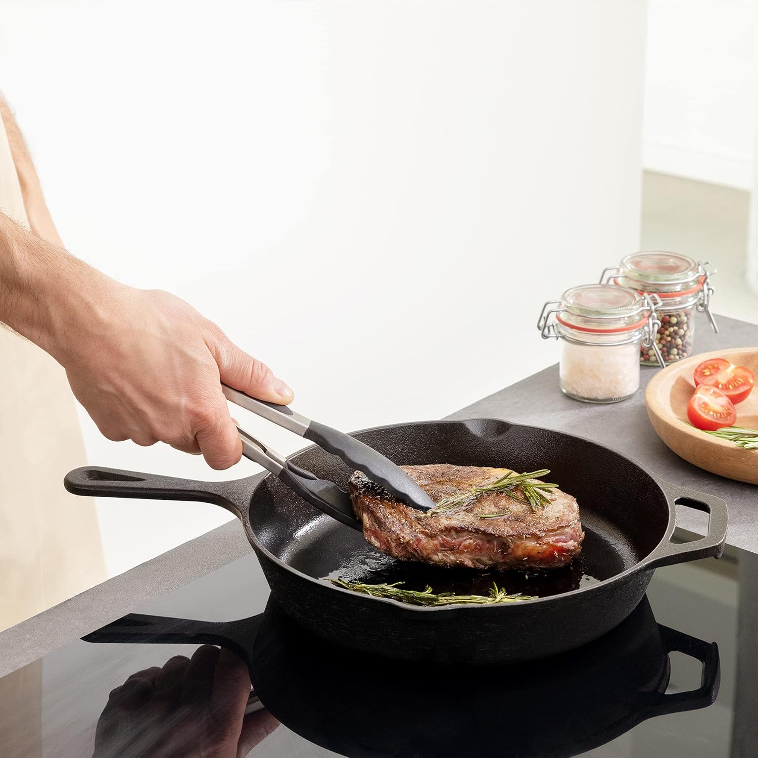 10 Inch Navaris Cast Iron Skillet - Pre-Seasoned Pan for Frying, Cooking, Oven, Stove Top, Camping - Durable Cookware