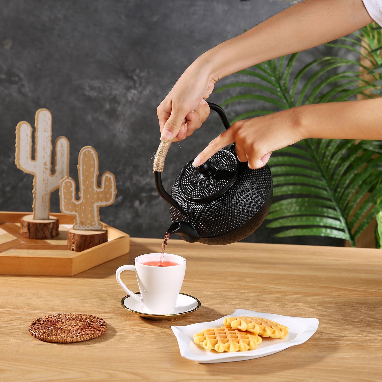 600ml Cast Iron Teapot with Infuser for Loose Leaf Tea and Teabags - Stove Top Safe Tea Kettle - 20oz Capacity