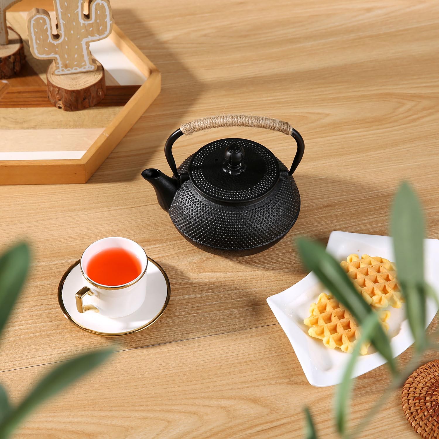 600ml Cast Iron Teapot with Infuser for Loose Leaf Tea and Teabags - Stove Top Safe Tea Kettle - 20oz Capacity