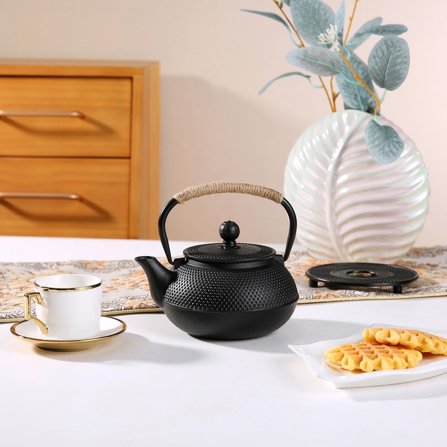 600ml Cast Iron Teapot with Infuser for Loose Leaf Tea and Teabags - Stove Top Safe Tea Kettle - 20oz Capacity