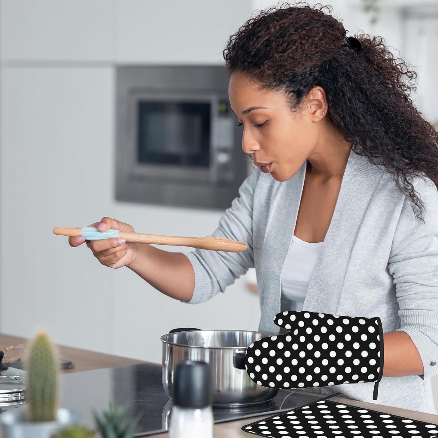 Black White Polka Dots Oven Mitts and Pot Holders Set - Heat Resistant Kitchen Hot Pads for Cooking BBQ and Baking - 2 Pack for Men and Women
