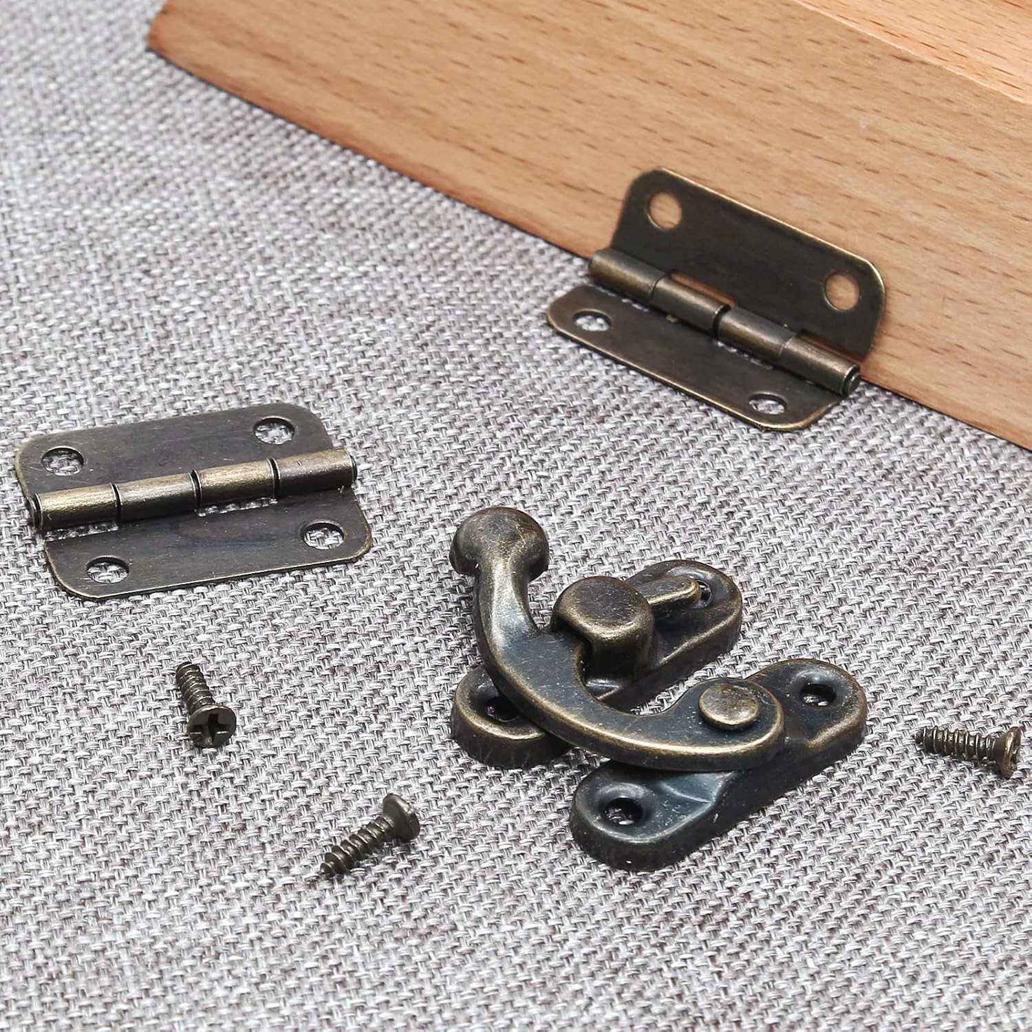 Decorative Antique Bronze Latch Hook Hasp Set with Small Box Hinges and Retro Lock - Ideal for Jewelry or Gift Boxes (1 Hasp + 2 Hinges)