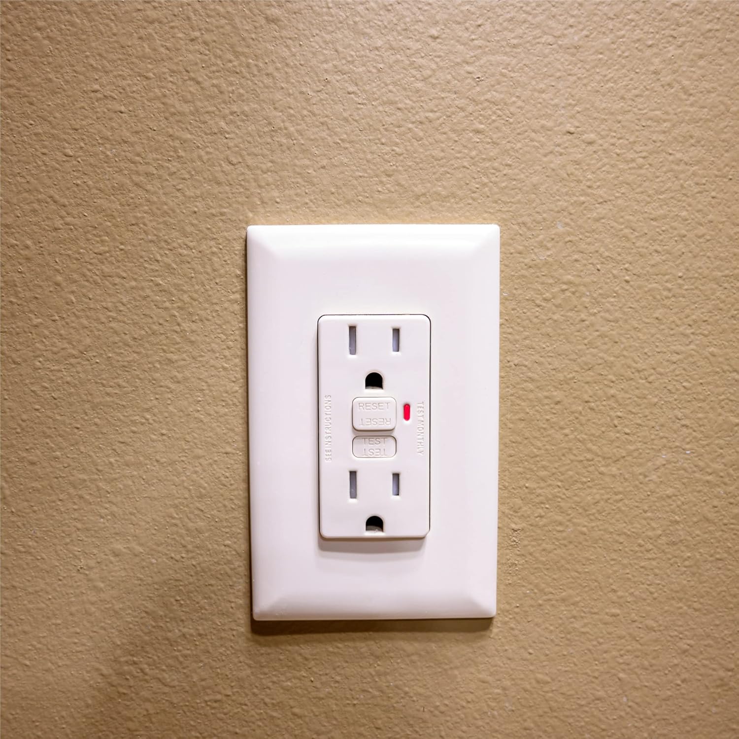 White TayMac A52W Allure Nonmetallic Wallplate with GFCI Insert: Waterproof and Durable